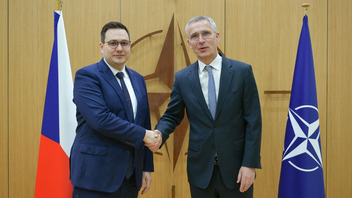 Lipavský mluvil se Stoltenbergem o ruské agresi. Ministři zahraničí NATO by se mohli sejít příští rok v Praze